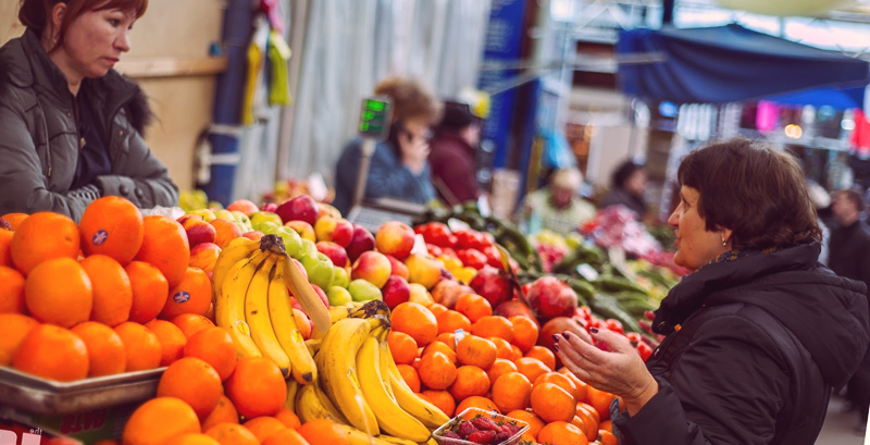 Рынок, пластиковая тара, овощи и фрукты